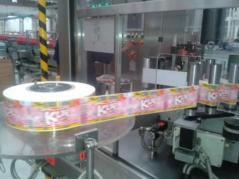 etiquetas autoadhesivas en blanco , metalizado y transparente y en rollo, y fundas termoencogibles para abrazar envases