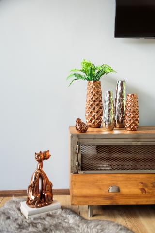 vases, centerpieces, photoframes, candleholders, huracane lamps, decorative fruits, decorative balls. Image