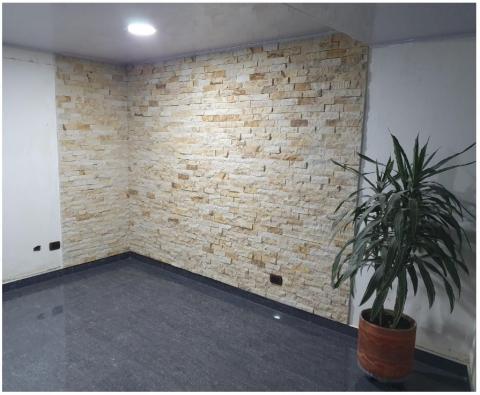 WALL CLADDING IN NATURAL STONE SPACATO GOLD HONEY Image