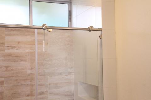 Bathroom divider glasses Image