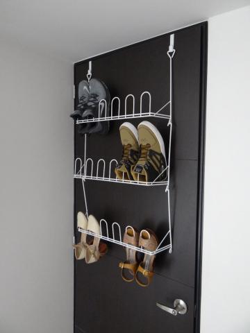 1804 9 Pair hanging shoe rack Image