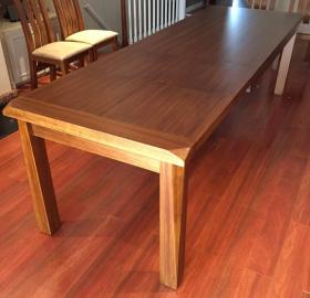Mobiliario en madera para interiores y exteriores.