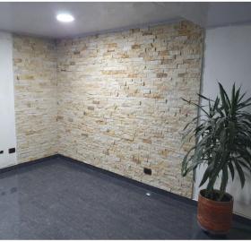 WALL CLADDING IN NATURAL STONE SPACATO GOLD HONEY