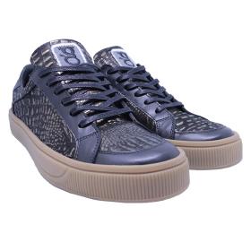 Fashionable leather sneakers