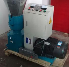 Pelletizing machine for biomass and animal concentrate