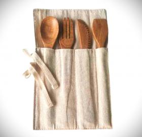 Cutlery holder and wooden cutlery.
