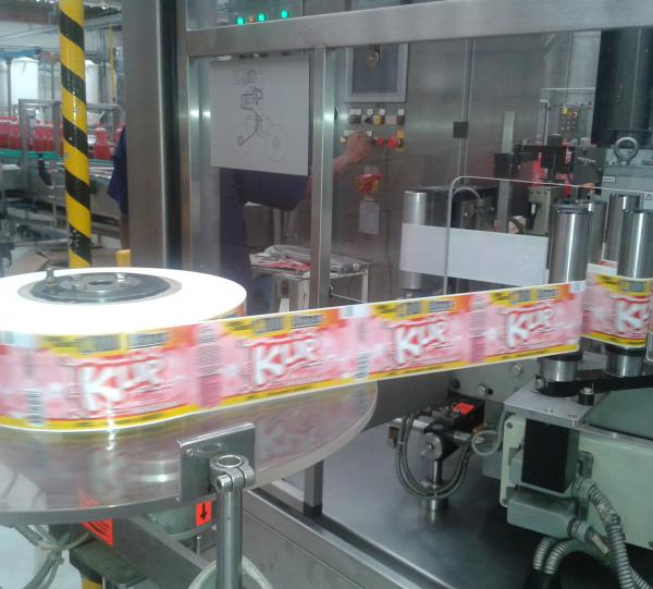 etiquetas autoadhesivas en blanco , metalizado y transparente y en rollo, y fundas termoencogibles para abrazar envases