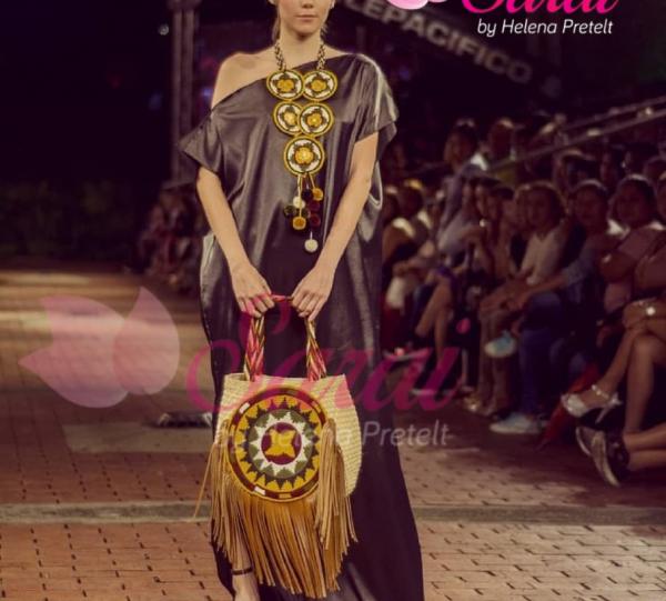 bolsos, collares y accesorios.