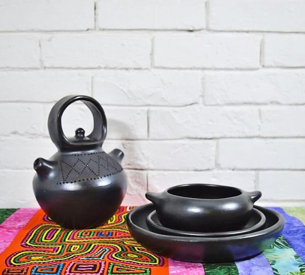 La Chamba clay tableware Image