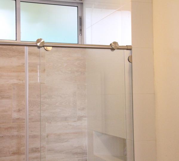 Bathroom divider glasses Image