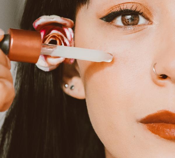 Hyaluronic acid and vitamin C Image