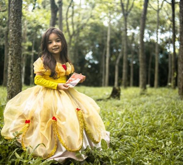 Cacao nibs + Dehydrated fruit. Image